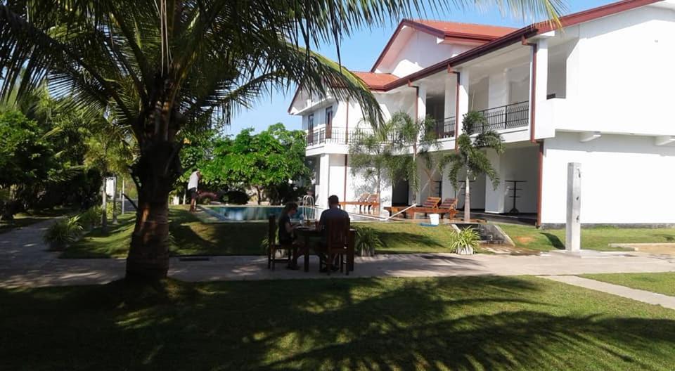 Sea Lagoon Beach Hotel Trincomalee Kültér fotó